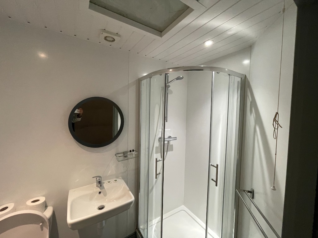 Modern Private En-Suite Bathroom
