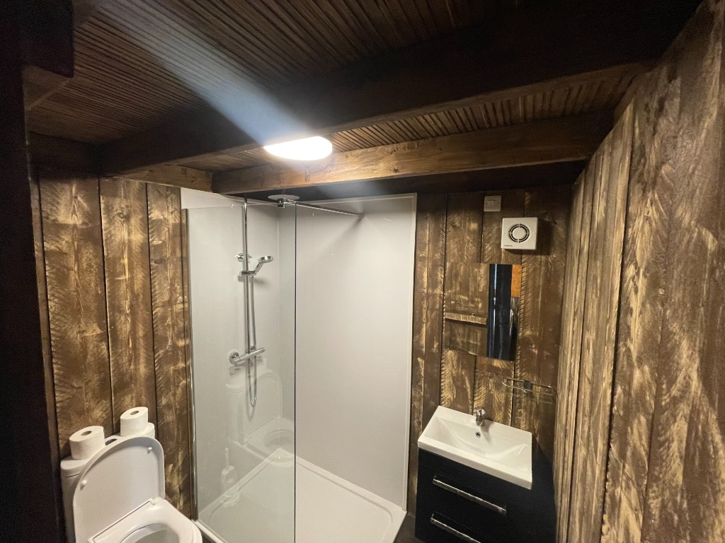 Modern En-Suite Bathroom Shower